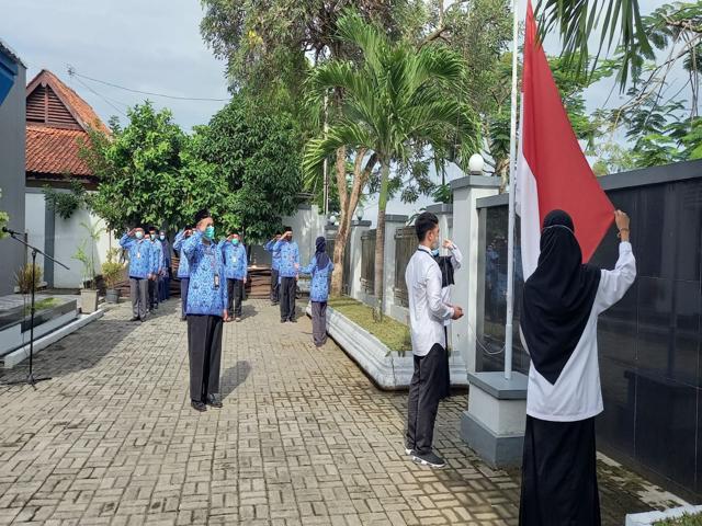 KESAN MENJADI PENGIBAR BENDERA DI HARI PAHLAWAN